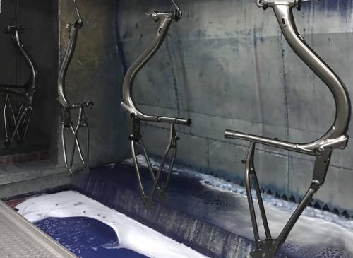 自行車噴涂水性漆現場圖