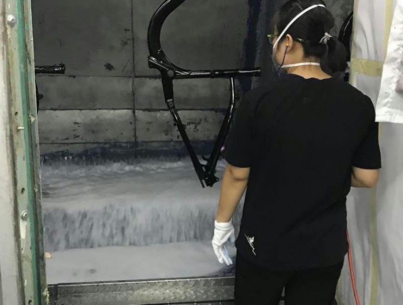 噴漆房噴漆現場圖片